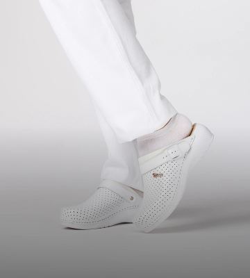 Bele LEON Medikal klompe uz bele pantalone